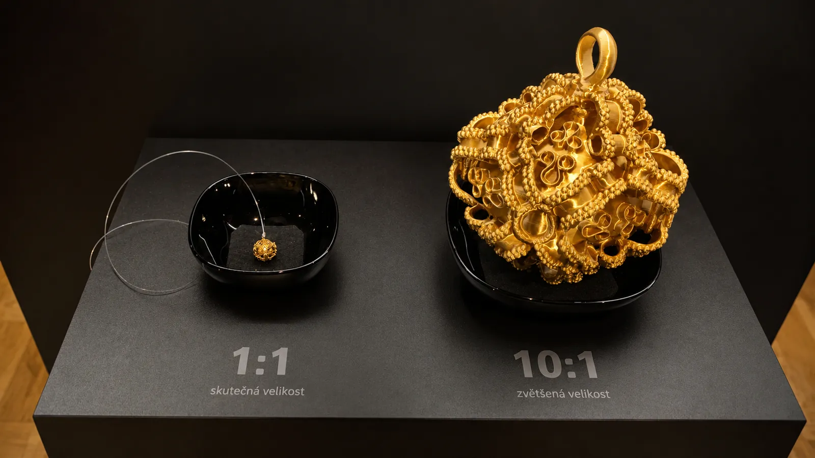 Model historického gombíku v měřítku 1:1 a 10:1
